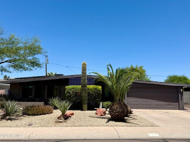 3702 E Paradise Dr Phoenix, AZ 85028 photo 2