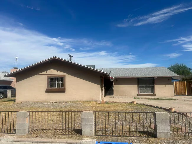 6106 W Clarendon Ave Phoenix, AZ 85033 photo 2