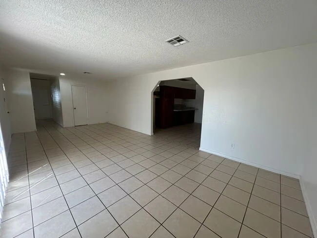6106 W Clarendon Ave Phoenix, AZ 85033 photo 4