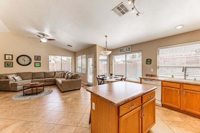 43854 W Cahill Dr Maricopa, AZ 85138 photo 2
