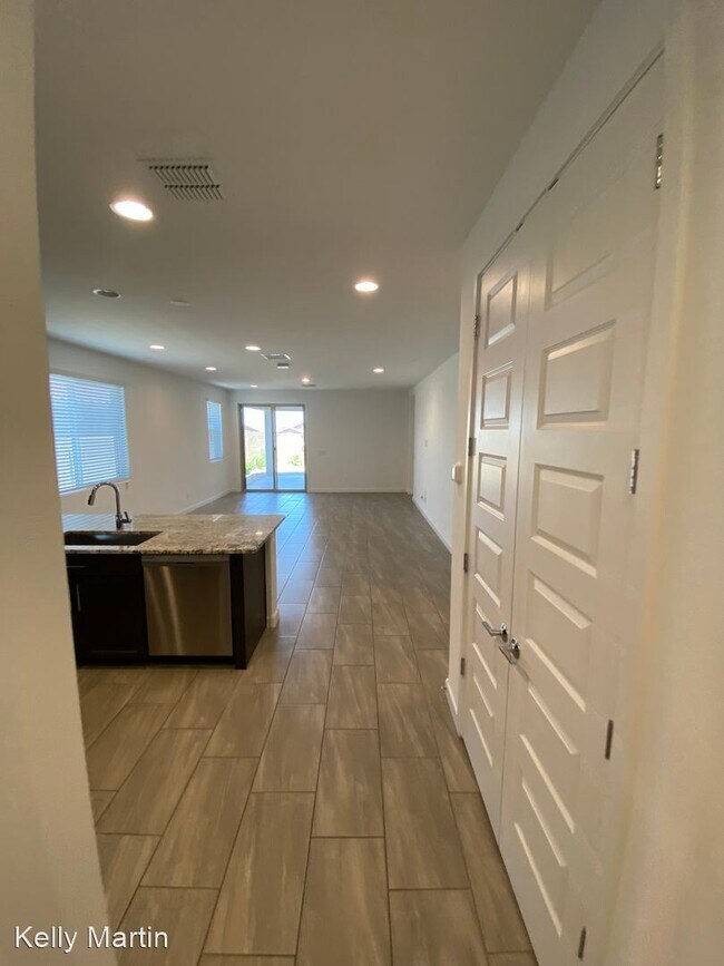 2216 W Dunbar Dr Phoenix, AZ 85041 photo 2