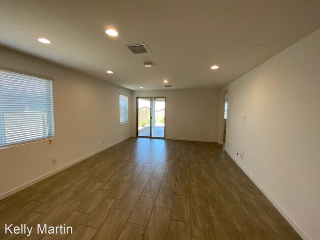 2216 W Dunbar Dr Phoenix, AZ 85041 photo 3