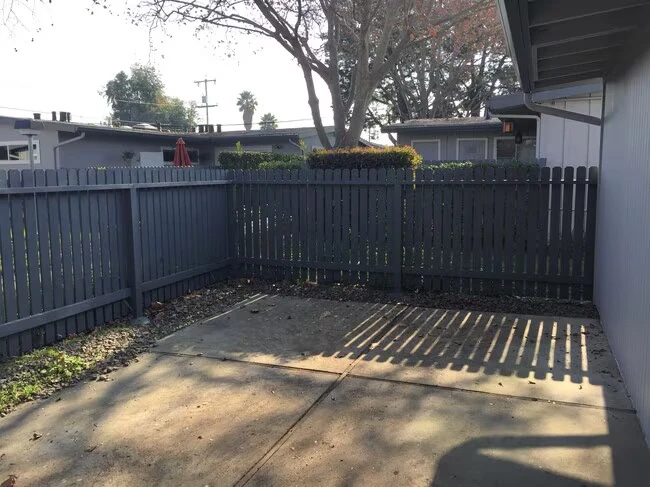 1591 Lago St San Mateo, CA 94403 photo 2