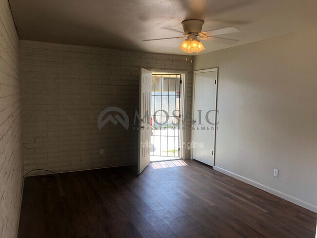 1204 S McClintock Dr Tempe, AZ 85281 photo 2