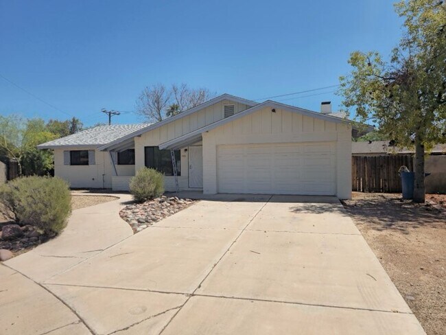 4 bedroom in Tempe photo 2