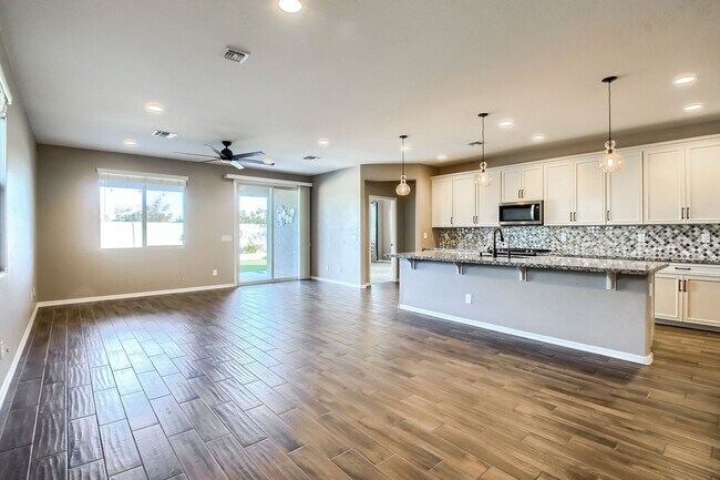 2410 E Beverly Rd Phoenix, AZ 85042 photo 4