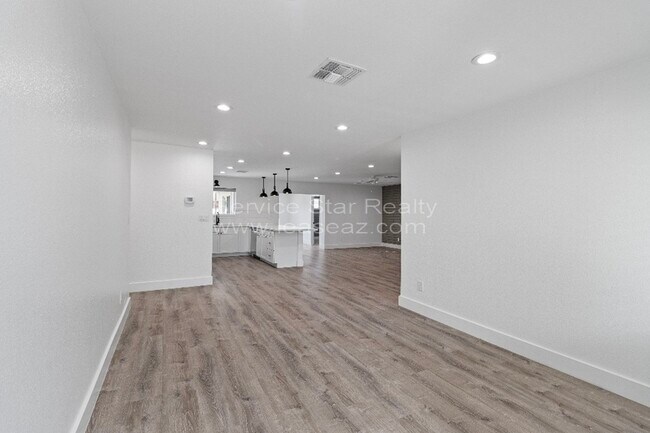 4724 E Hubbell St Phoenix, AZ 85008 photo 2