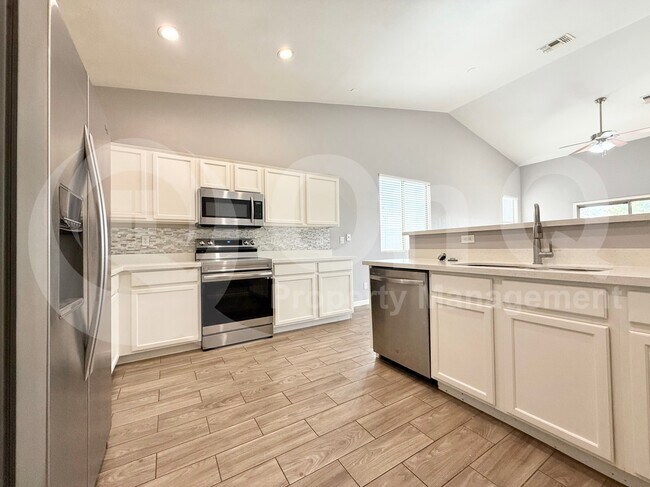 318 S 124th Ave Avondale, AZ 85323 photo 4