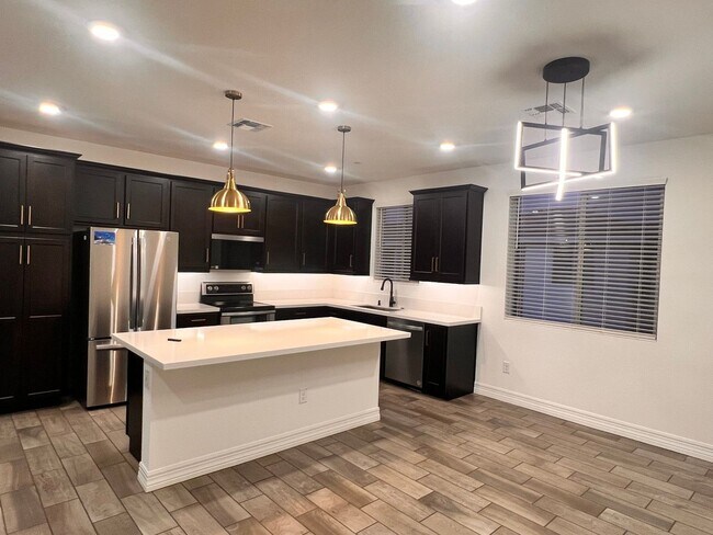 2121 W Sonoran Desert Dr Phoenix, AZ 85085 photo 3