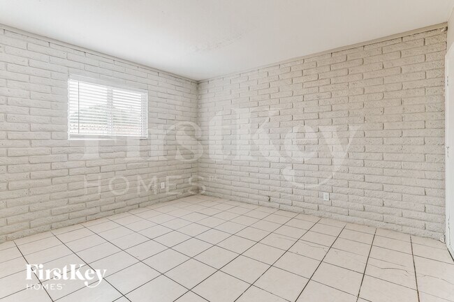 1619 E Campus Dr Tempe, AZ 85282 photo 4