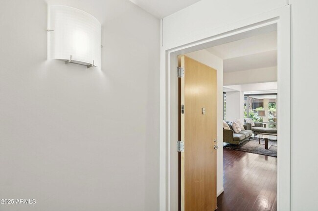 7151 E Rancho Vista Dr Scottsdale, AZ 85251 photo 2