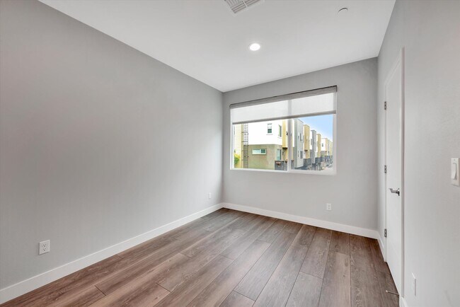 109 Uptown Cir Oakland, CA 94607 photo 3