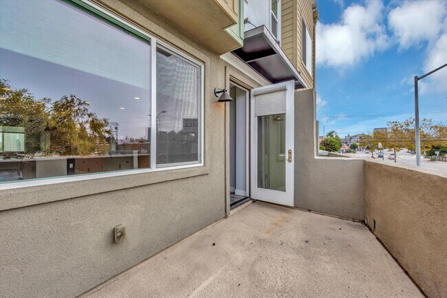 109 Uptown Cir Oakland, CA 94607 photo 2