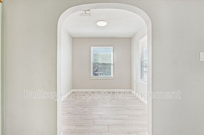 1105 N Patricio St Phoenix, AZ 85006 photo 2