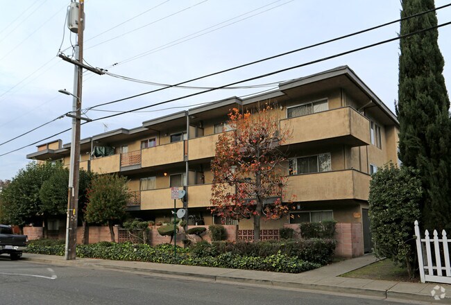 1064 E St photo 4