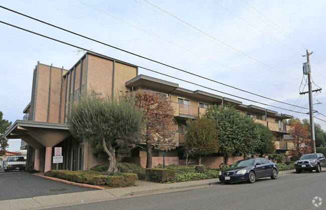 1064 E St photo 2