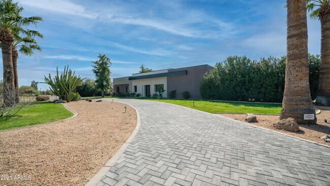 7417 E Paradise Dr Scottsdale, AZ 85260 photo 2