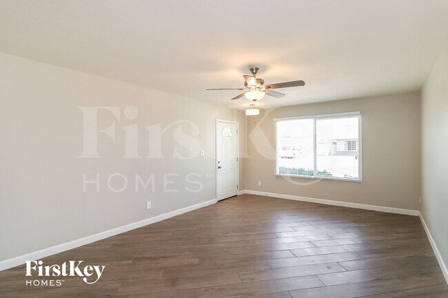 3127 W Shangri La Rd photo 4