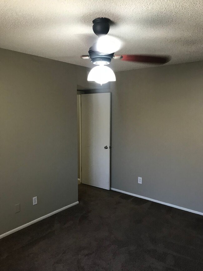 2446 E Manhatton Dr Tempe, AZ 85282 photo 3
