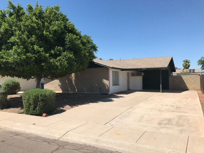 2446 E Manhatton Dr Tempe, AZ 85282 photo 2