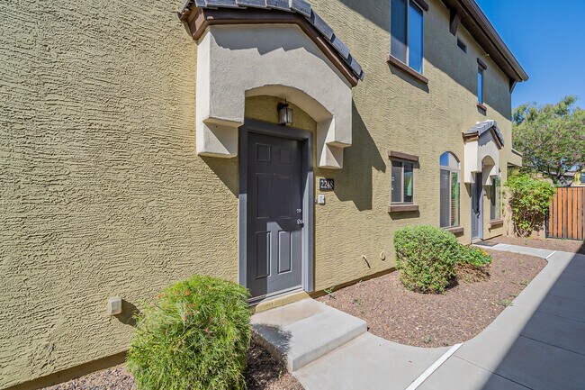 2725 E Mine Creek Rd Phoenix, AZ 85024 photo 3