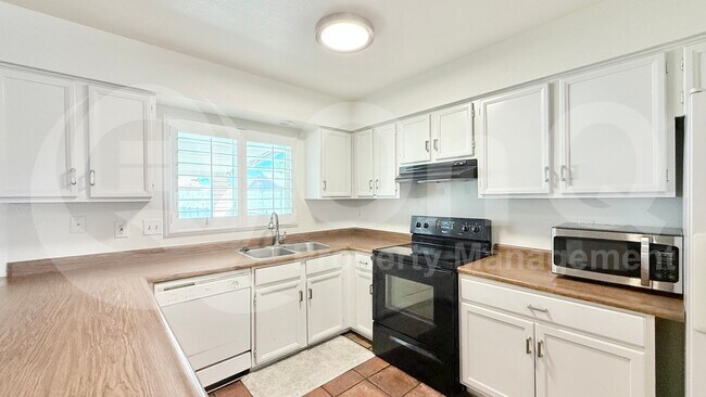 8960 W Royal Palm Rd Peoria, AZ 85345 photo 5