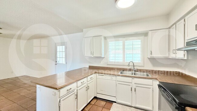 8960 W Royal Palm Rd Peoria, AZ 85345 photo 4