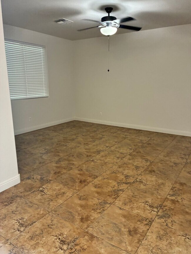 Spacious 3-bedroom Home | 2,184 Sq. Ft. | 18408 N Salerno Dr, Maricopa photo 5