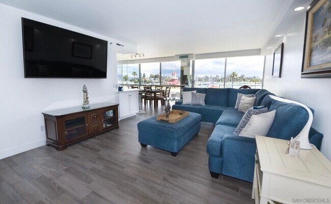 1710 Avenida Del Mundo Coronado, CA 92118 photo 2