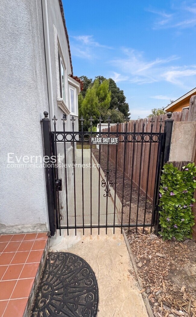 5015 Melrose Ave Oakland, CA 94601 photo 2
