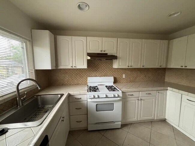 210 Goetting Way Vista, CA 92083 photo 3