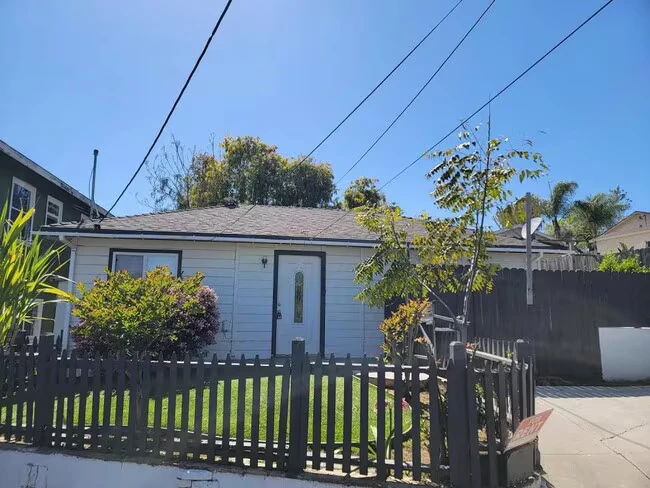210 Goetting Way Vista, CA 92083