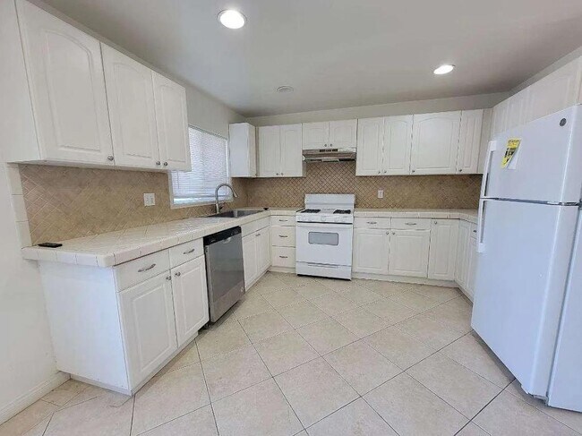 210 Goetting Way Vista, CA 92083 photo 2