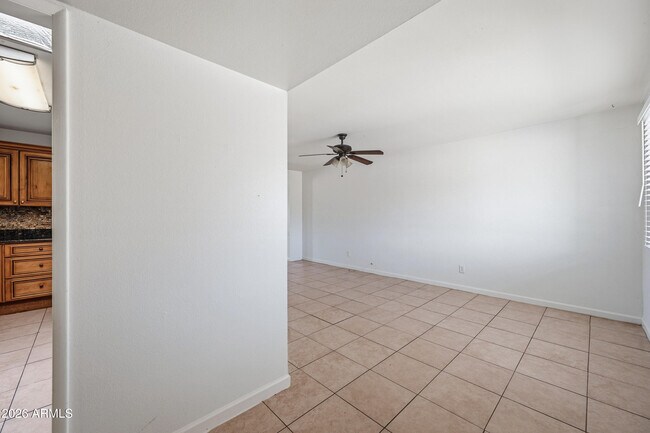12422 N Cherry Hills Dr E Sun City, AZ 85351 photo 3