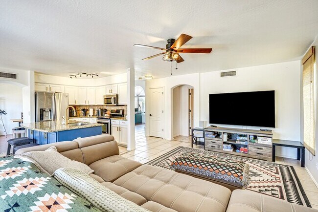 915 E Montoya Ln Phoenix, AZ 85024 photo 2