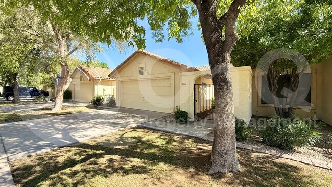 8907 S Drea Ln Tempe, AZ 85284 photo 3