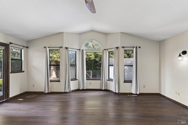 Beautiful 4-bedroom Home With Dual Primary Bedrooms In Ne Santa Rosa photo 2