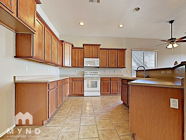 18392 W Estes Way Goodyear, AZ 85338 photo 4