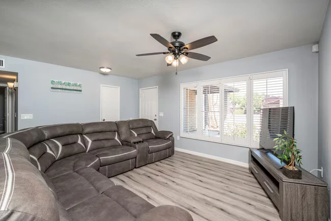951 W La Jolla Dr Tempe, AZ 85282 photo 2