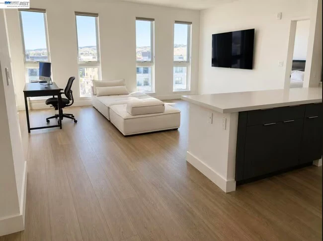 Luxury One-bedroom Condo For Lease photo 3