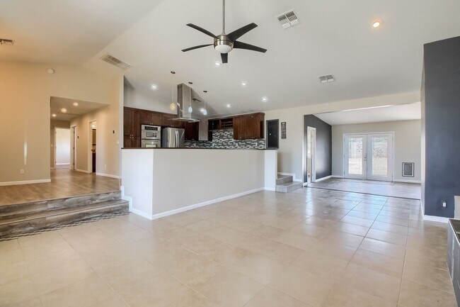 2618 E Sweetwater Ave Phoenix, AZ 85032 photo 2