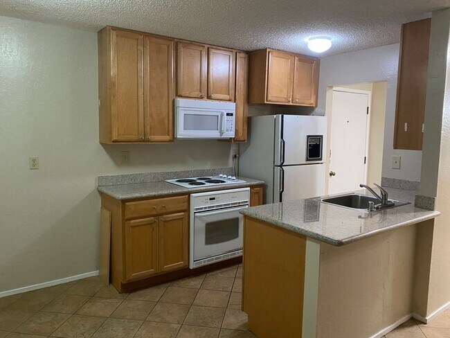 85 Vernon St Oakland, CA 94610 photo 4