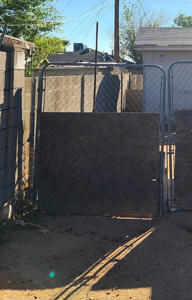4745 N 50th Ave Phoenix, AZ 85031 photo 3