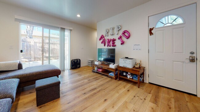 5630 Dorothy Dr photo 4