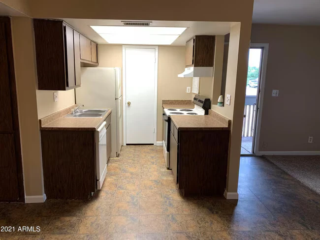 2217 E Cactus Rd Phoenix, AZ 85022 photo 3