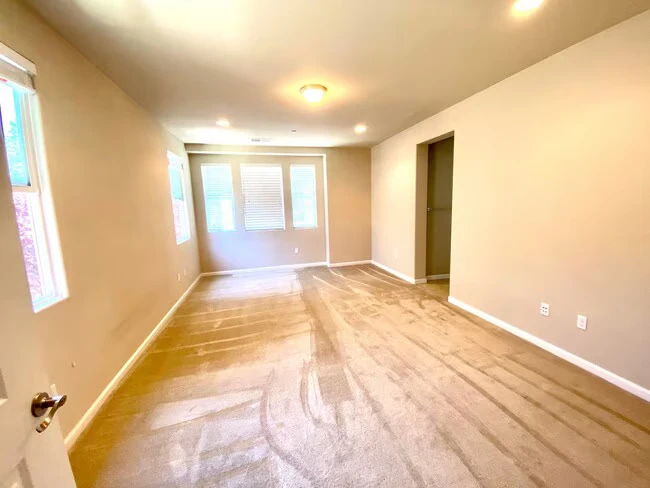 910 Montage Cir East Palo Alto, CA 94303 photo 4