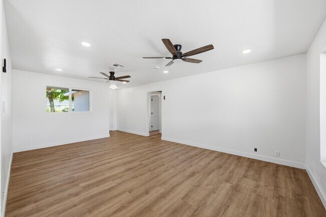 2558 N 40th St Phoenix, AZ 85008 photo 2