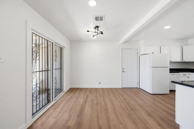 2558 N 40th St Phoenix, AZ 85008 photo 4