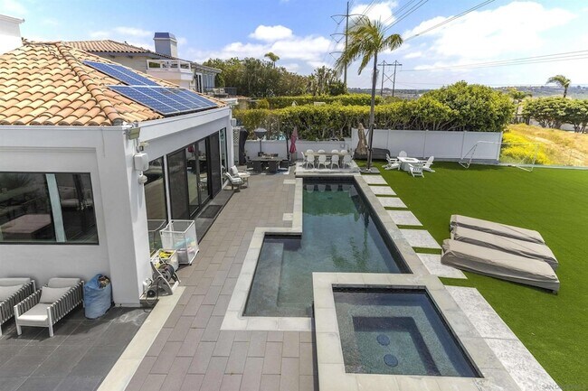 3325 Caminito Daniella Del Mar, CA 92014