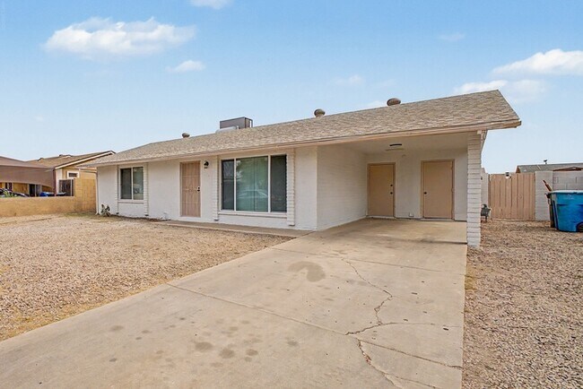 8819 W Avalon Dr photo 2